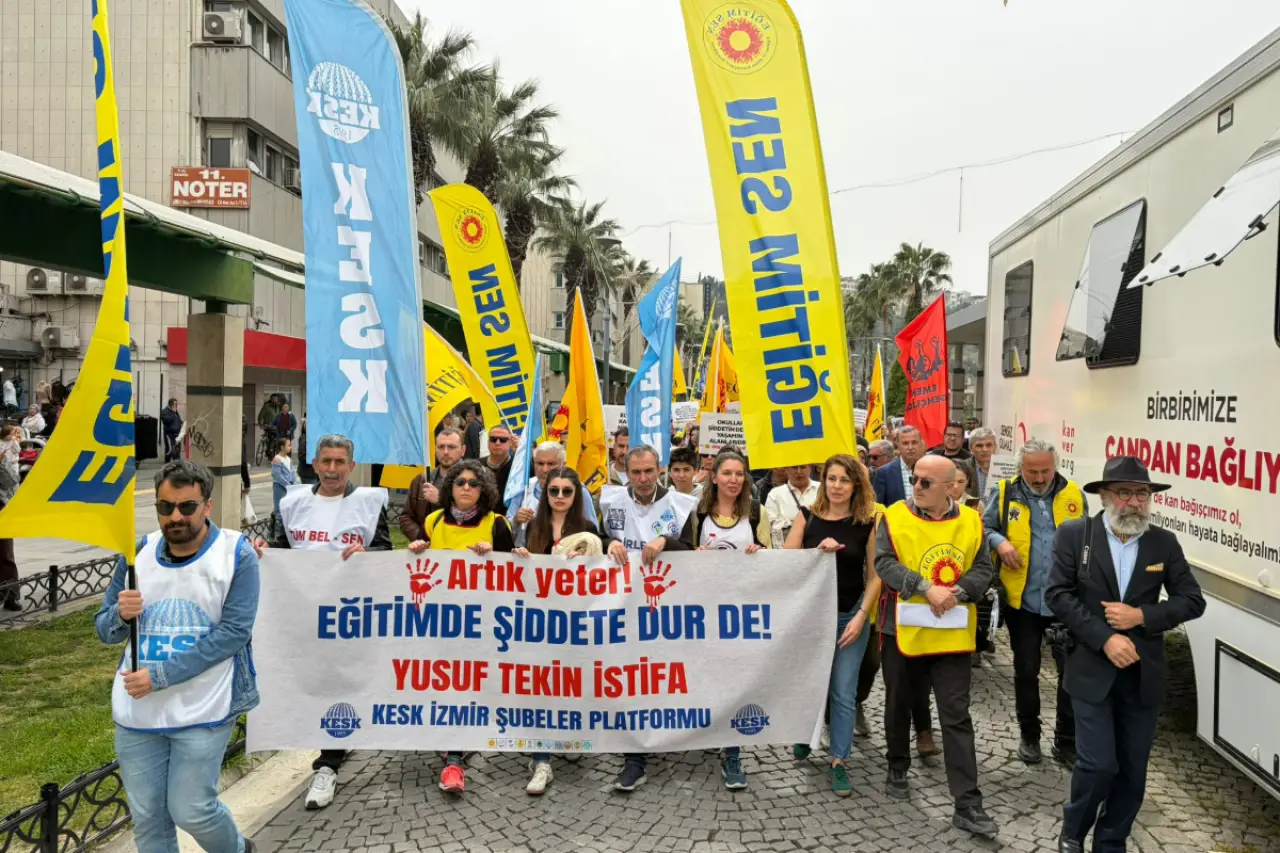 İzmir’de binlerce öğretmen İl Milli Eğitim önünden seslendi: Yaşanılan olaylar münferit değildir