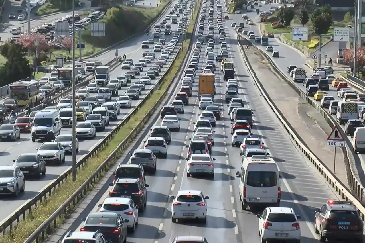 Bayram tatili sonrası İstanbul'da yoğun trafik: Haftanın ilk iş günü yollarda hareketlilik arttı
