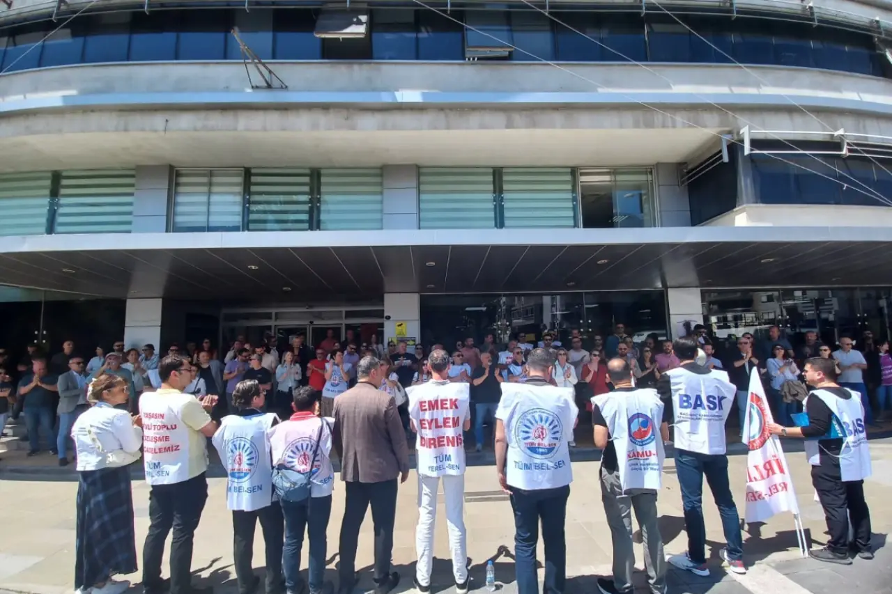 Karşıyaka Belediyesi kamu emekçilerinin TİS'i imzalandı