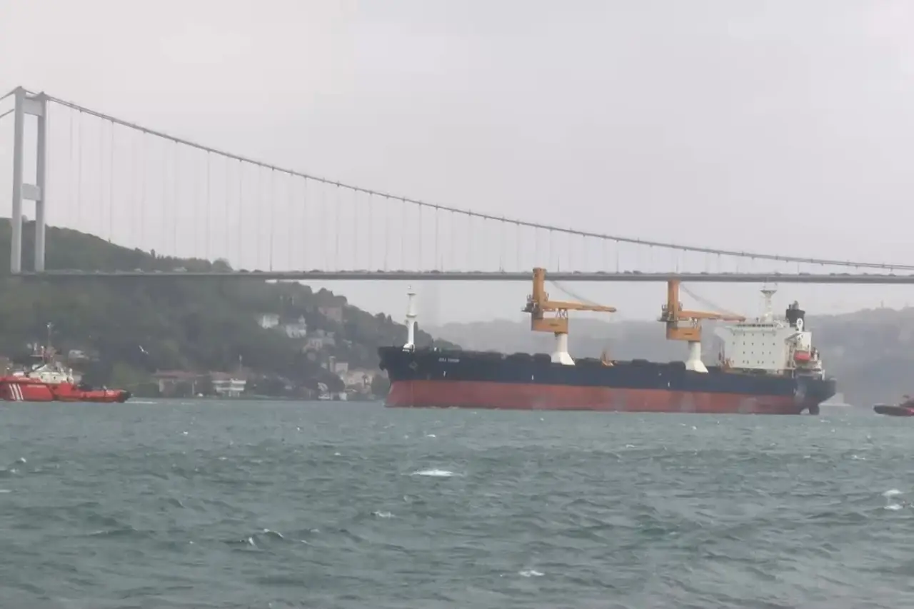 İstanbul Boğazı'nda gemi trafiği çift yönlü askıya alındı