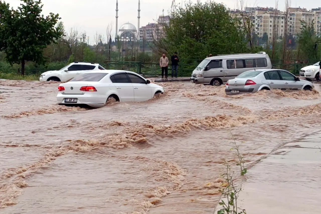 Hatay ve Osmaniye'de sağanak: Dereler taştı, tarım arazileri zarar gördü