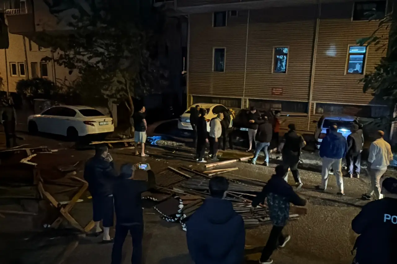 Bartın'da şiddetli rüzgar çatıyı uçurdu, araçlar hurdaya döndü