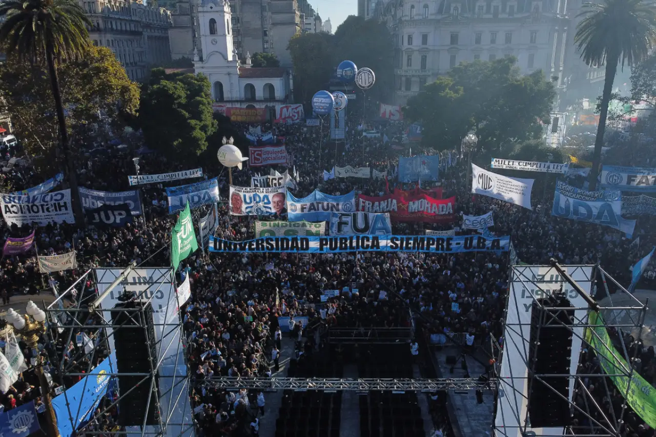 Arjantin’de Milei hükümeti protesto edildi: Binlerce kişi üniversite bütçe kesintilerine karşı yürüdü