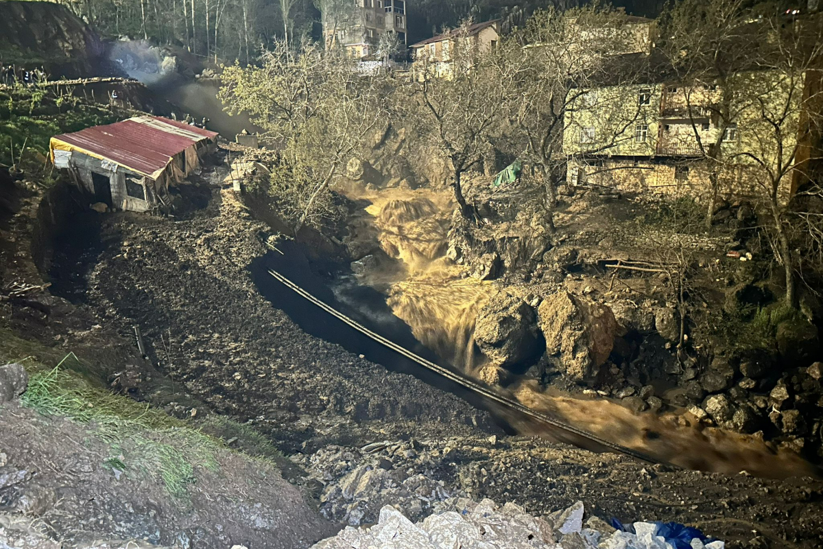 Şırnak Beytüşşebap’ta sel ve taşkın: Köprüler yıkıldı, araçlar suya kapıldı