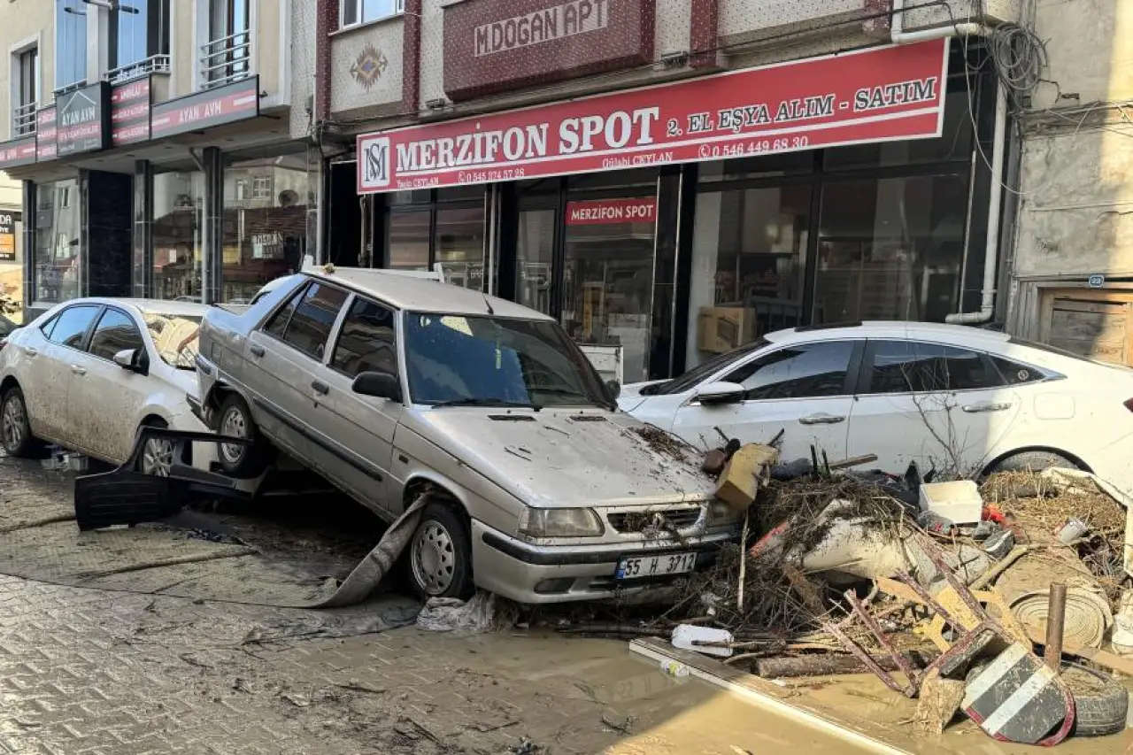 Samsun'un Havza ilçesinde selin ardından temizlik çalışmaları devam ediyor. Eğitime bir gün ara verildi