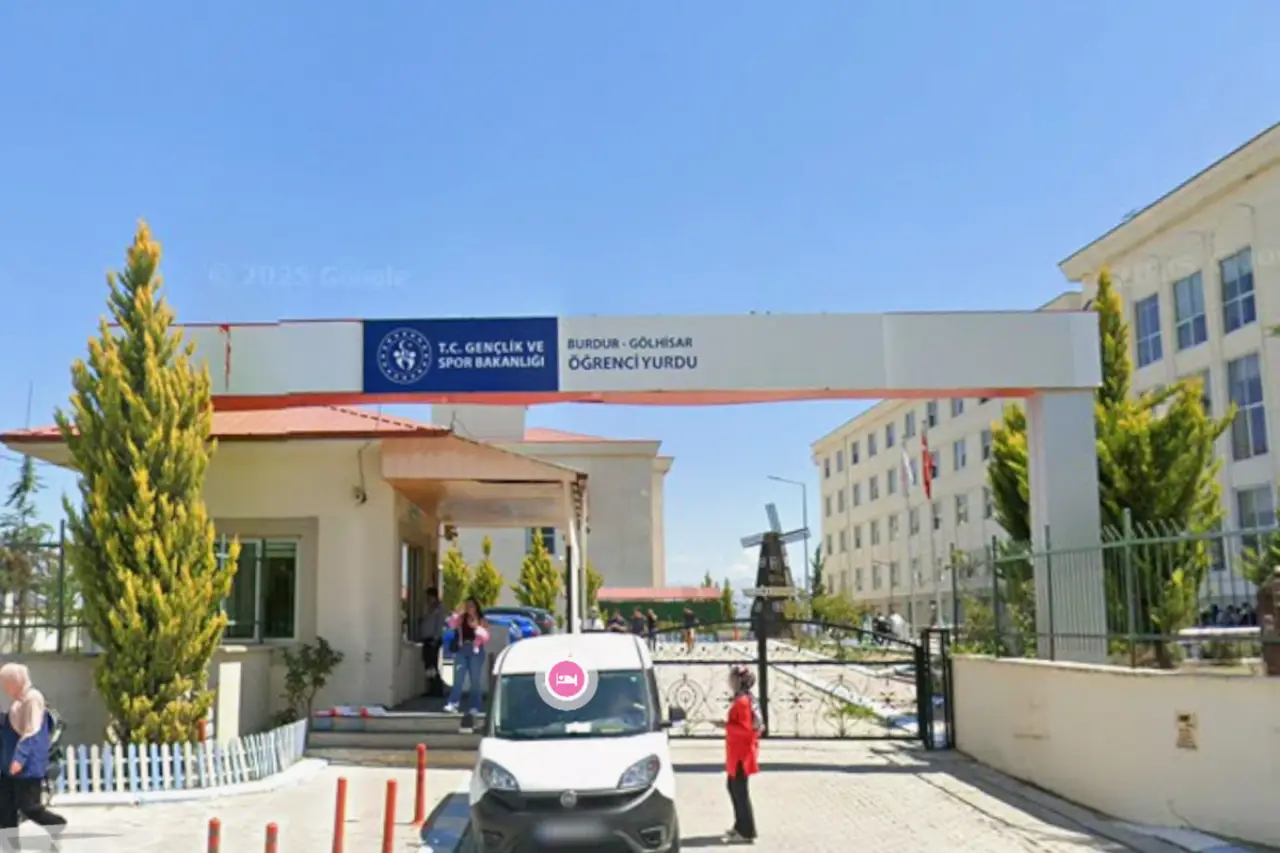 Temizlik dolabı devrildi, yurt tahliye edildi