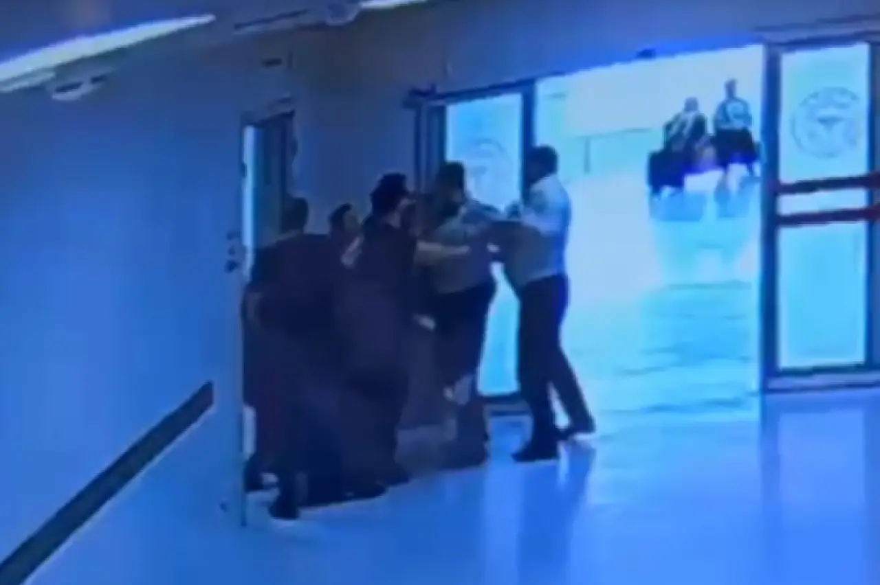 Sağlıkta şiddet durmuyor: Radyasyon odasına zorla giren hasta yakını, doktora saldırdı