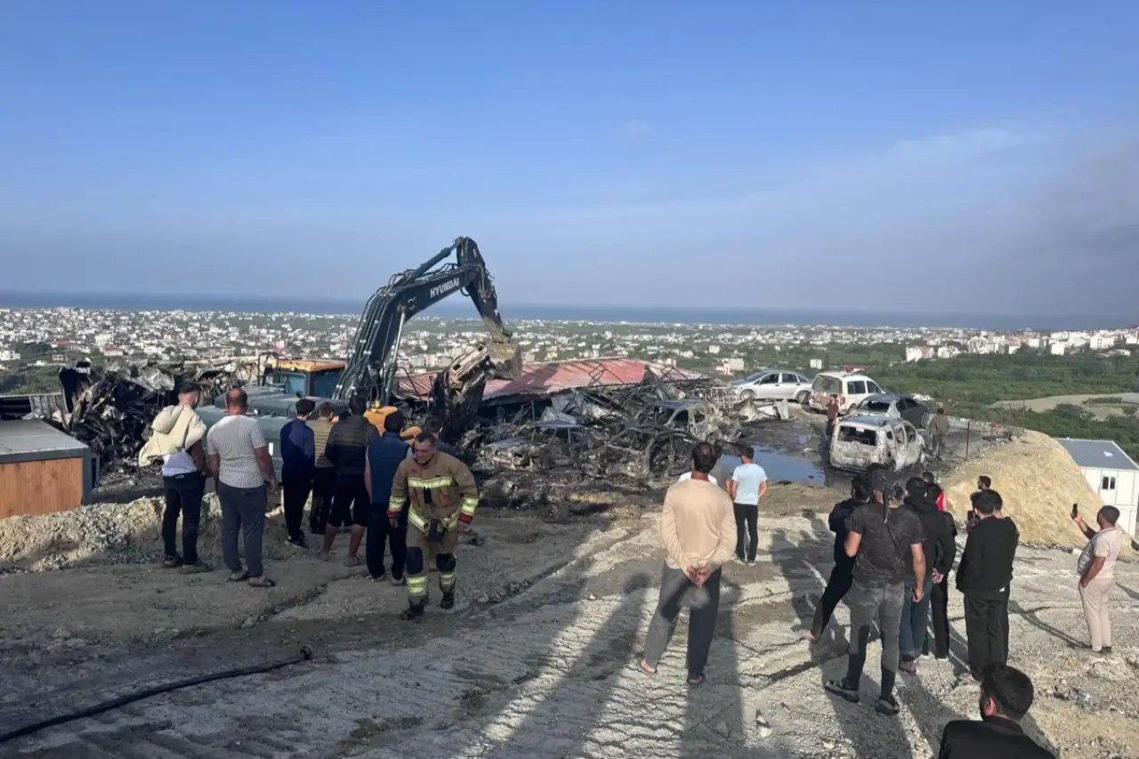 Hatay’da şantiye yangını: İşçilerin kaldığı konteynerler ve 8 araç zarar gördü