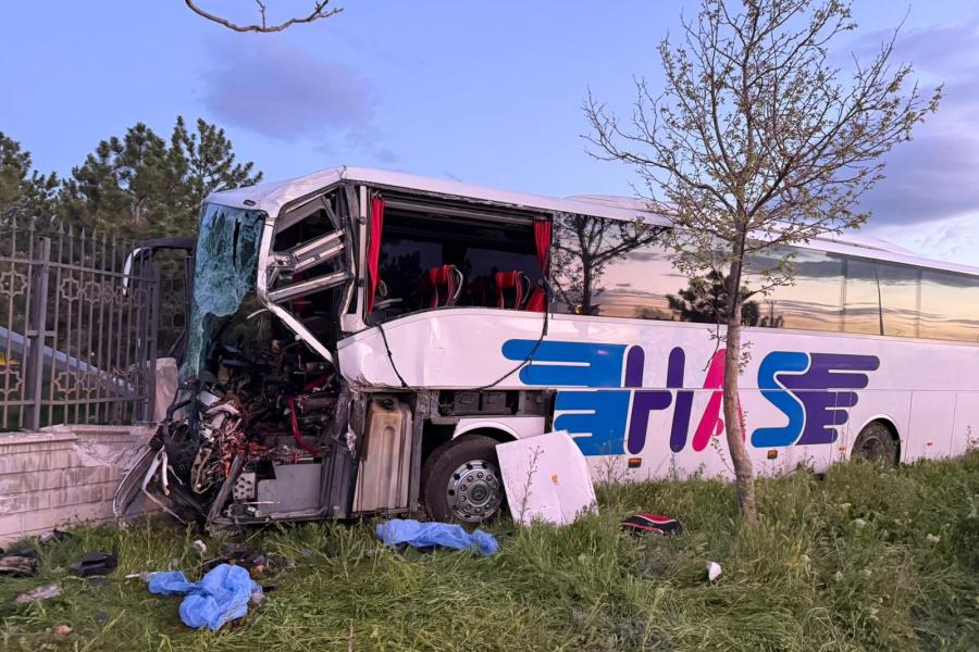 Konya'da yolcu otobüsü tıra çarptı: 1 kişi hayatını kaybetti, 8 kişi yaralandı