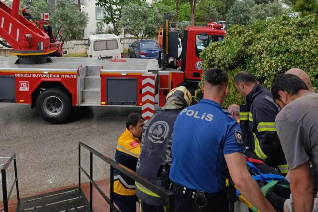 Denizli'de çatıya yıldırım düştü: Tamirat yapan 2 işçi yaralandı