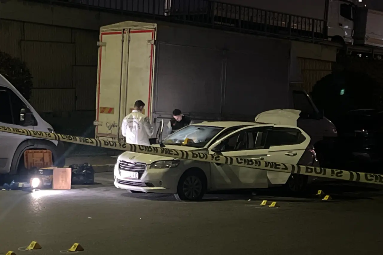 Küçükçekmece'de film sahnesi gibi kovalamaca: Uyarı ateşi açan polis yaralandı