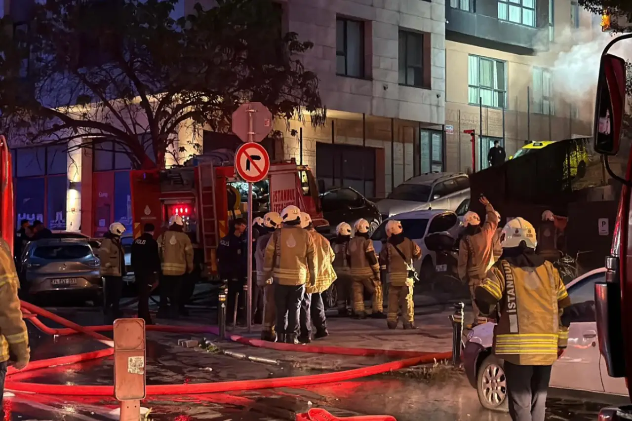 Şişli'de motosiklette başlayan yangın, dört katlı binayı sardı; hasar büyük