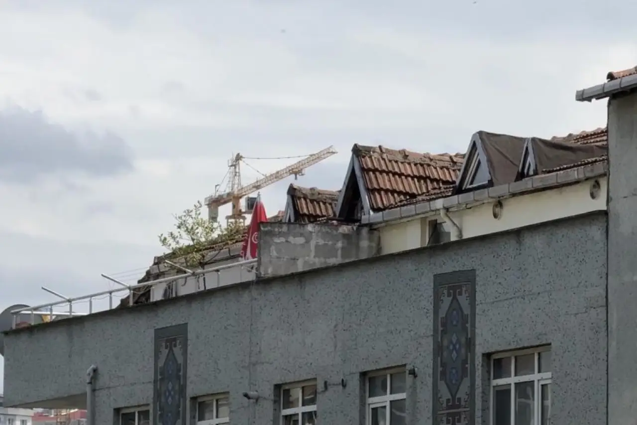 Kağıthane'de teras katından şüpheli şekilde düşen engelli kadın doktor entübe edildi