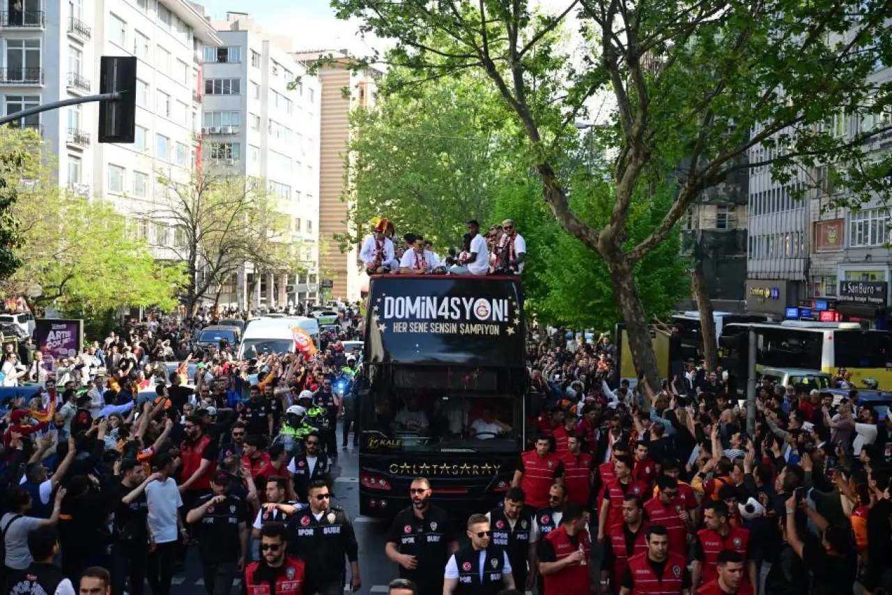 Galatasaraylı futbolcular, şampiyonluk kutlamaları için RAMS Park'a hareket etti