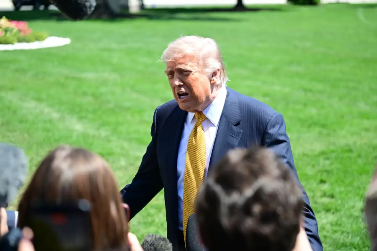 Trump, İran'da "her şeyi iki günde yerle bir edebileceklerini" iddia etti