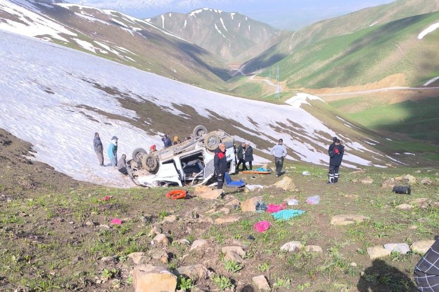 Yüksekova'da tarım işçilerini taşıyan minibüs, uçuruma yuvarlandı: 1 işçi hayatını kaybetti, 2'si ağır 7 kişi yaralandı