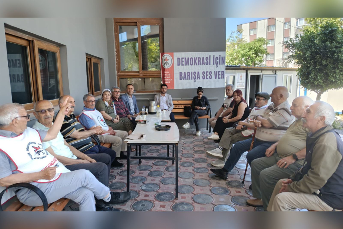İskenderun’da İHD'den nöbet eylemi: "Demokrasi için barışa ses ver"