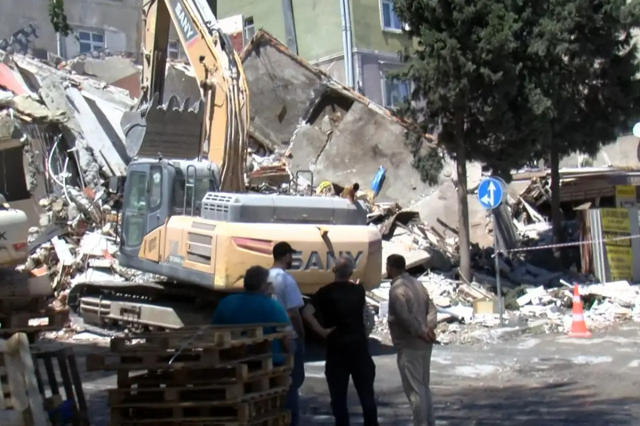 Küçükçekmece’de yıkımı yapılan bina bitişikteki binanın üzerine çöktü