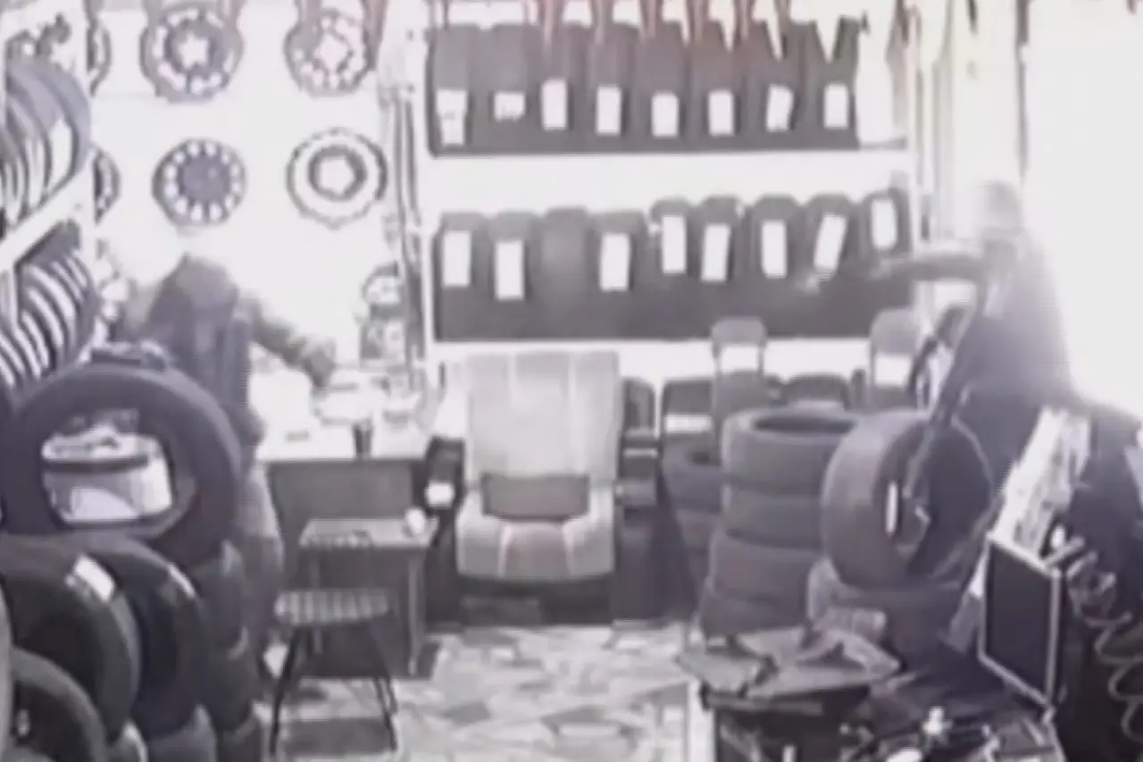 Bayrampaşa'da alacaklı olduğu akrabasını silahla vurdu