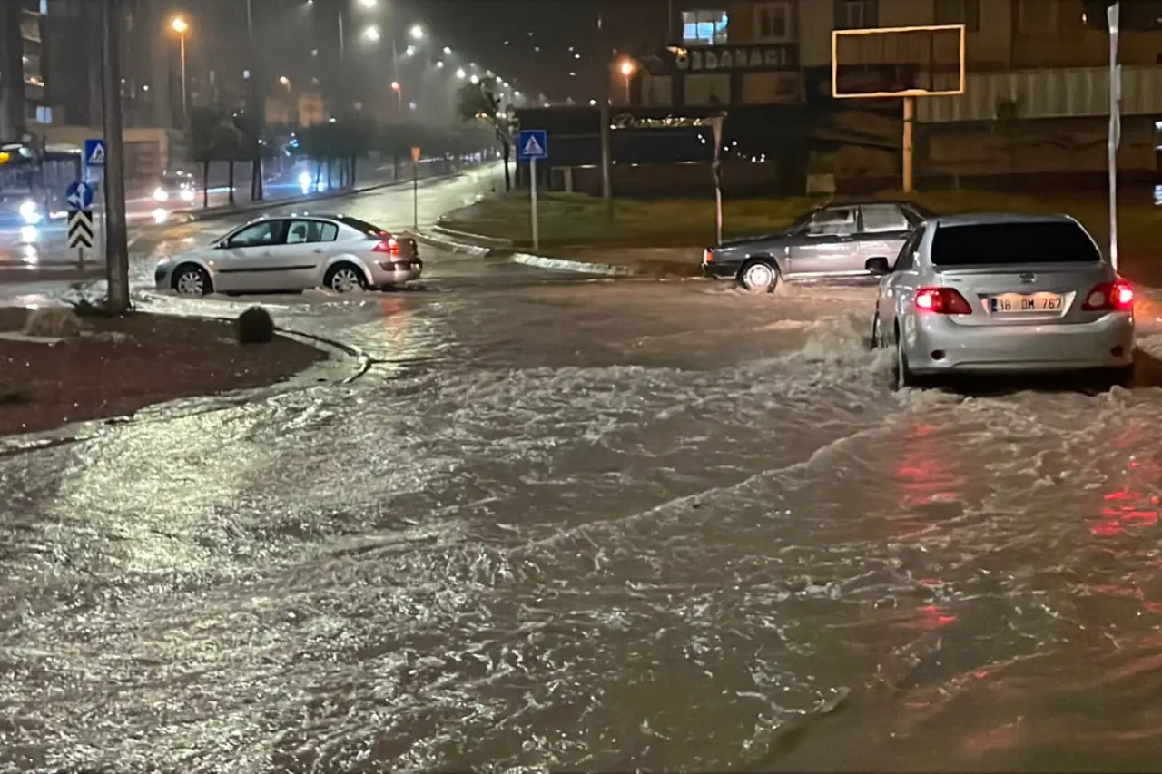 Kayseri'de sağanak sele dönüştü; yollar göle döndü, trafik felç oldu