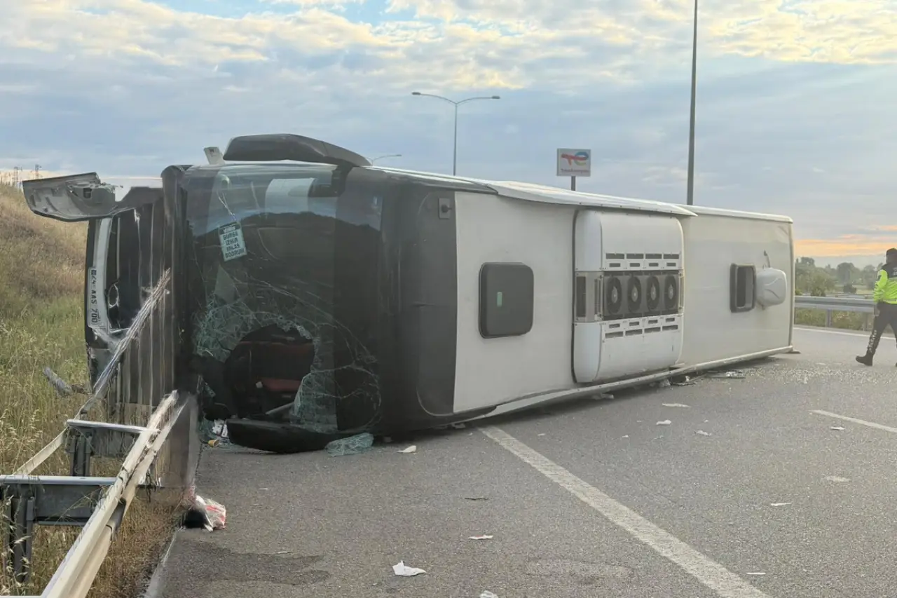 İstanbul-İzmir Otoyolu'nda yolcu otobüsü devrildi: 25 yaralı