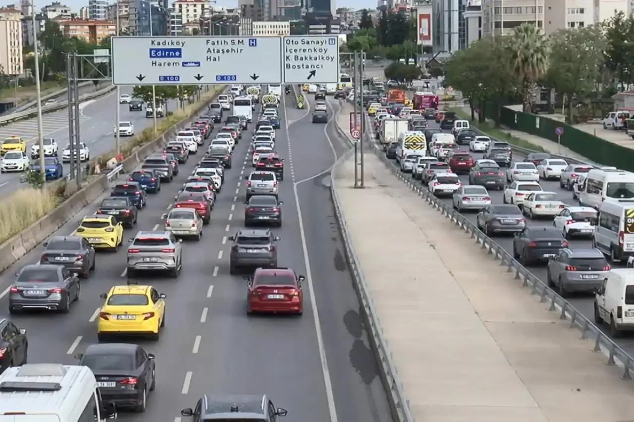 İstanbul’da trafik yüzde 51’e çıktı: Haftanın ilk iş gününde yoğunluk arttı