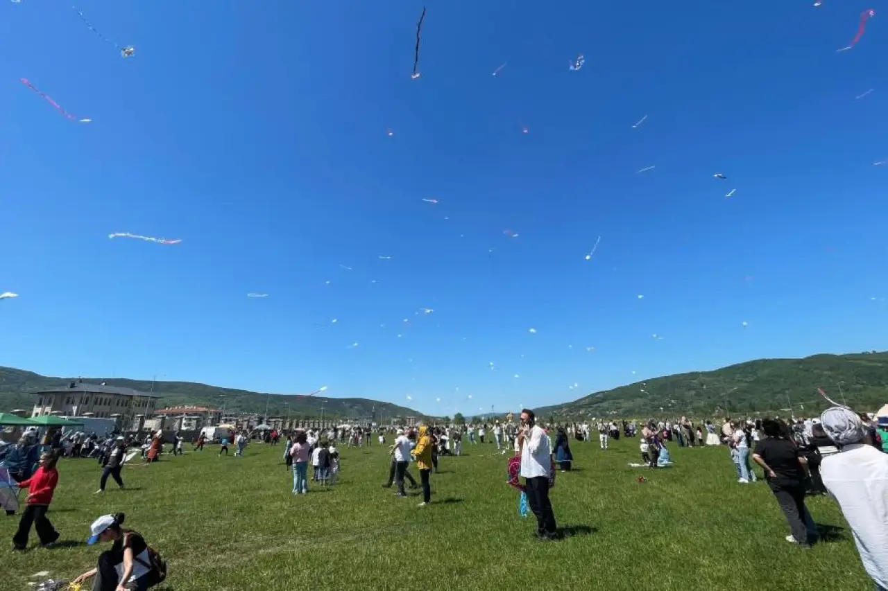 Çaycuma'da 20. uçurtma şenliği yapıldı: Gökyüzü uçurtmalarla renklendi