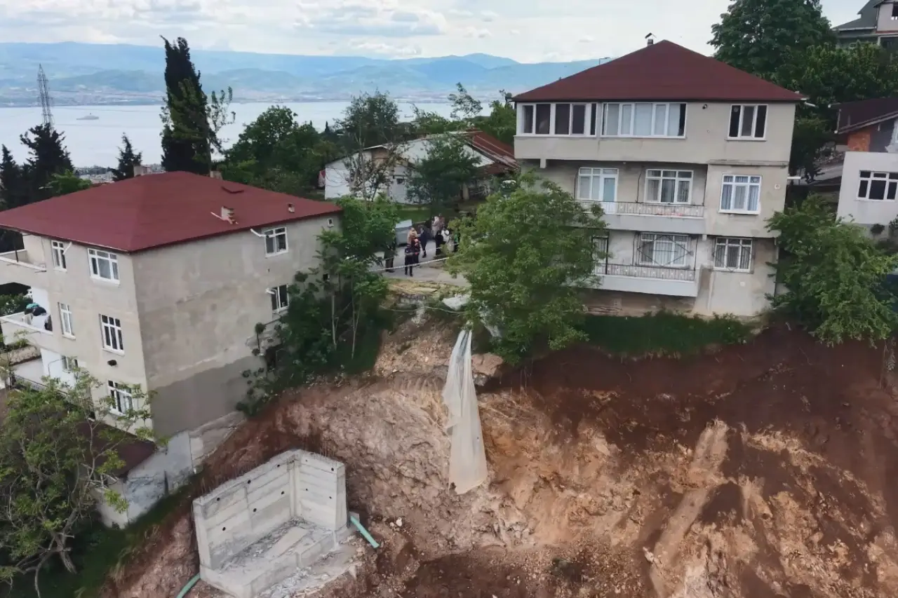 Temel kazısı sırasında toprak kaydı, 5 bina tahliye edildi