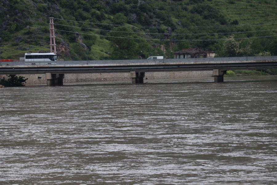 Amasya ve Tokat'ta sel ve taşkın riskine karşı eğitime ara verildi
