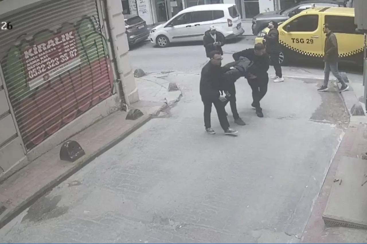 Beyoğlu’da kaldırımda yürürken başına cam düştü: Yaralanan yurttaşa hastanede 7 dikiş atıldı