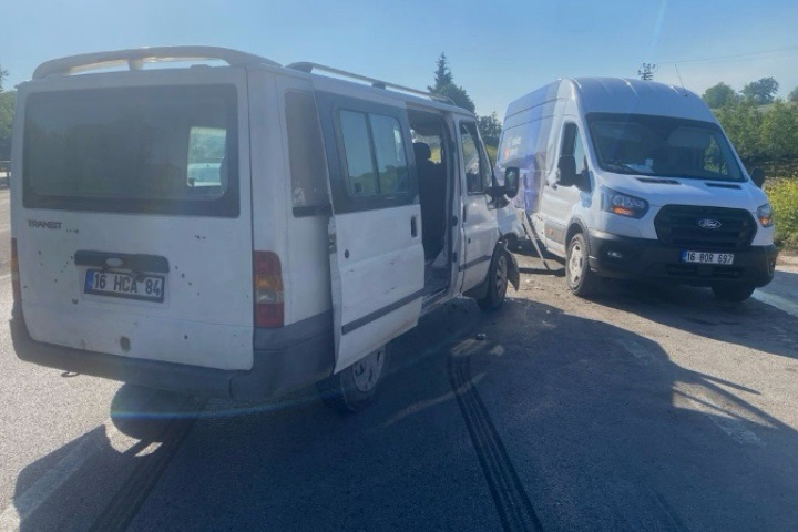 Kara yolunda ters yön kazası: Minibüsler çarpıştı, yaralılar var