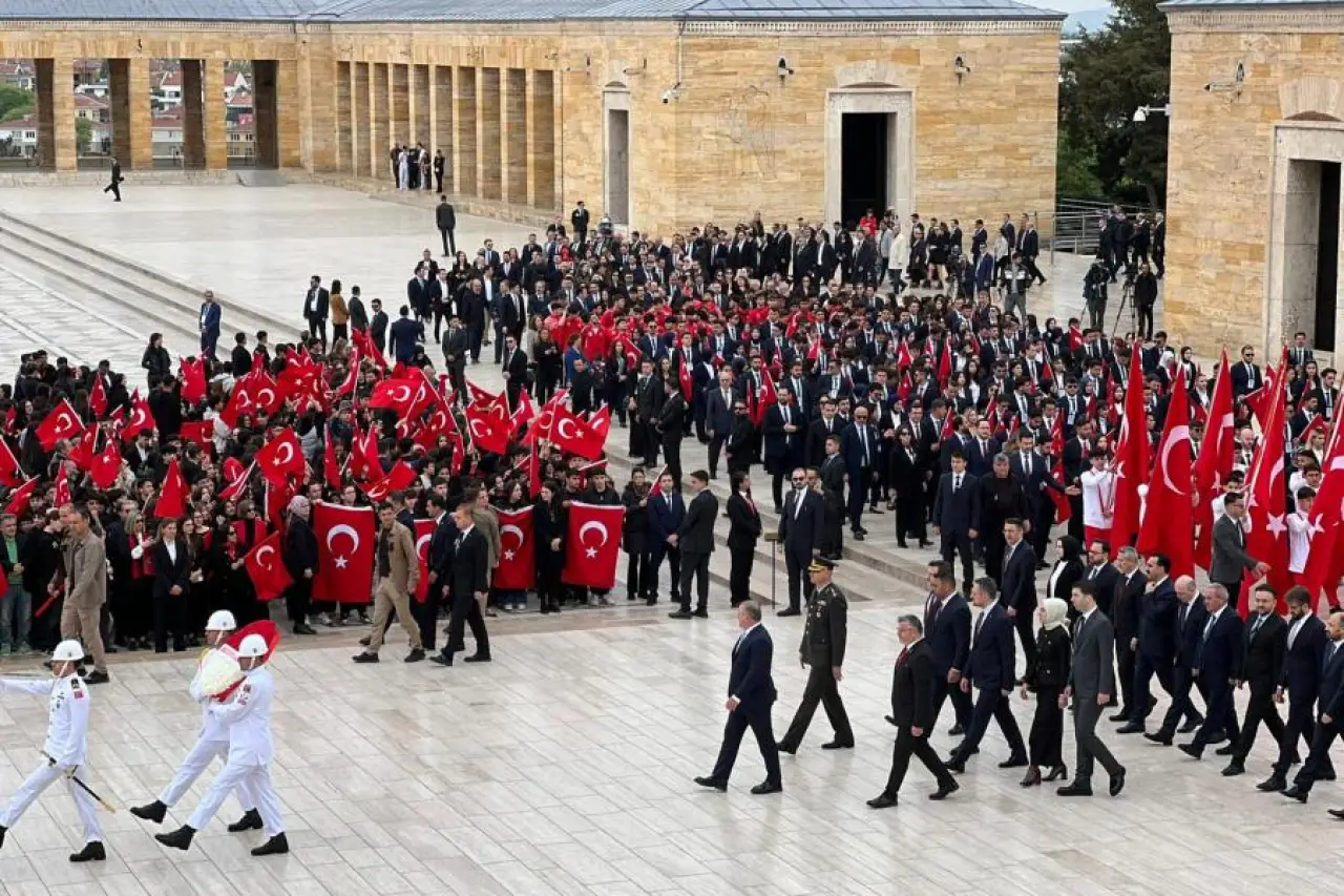 19 Mayıs kutlamaları: Genç sporcular Anıtkabir'deydi