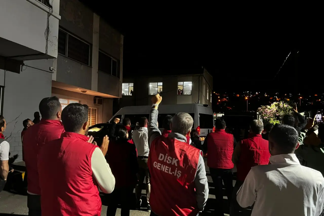 İşçilerin eylemi sonuç verdi: Konak Belediyesi Genel-İş İş Yeri Temsilcisi Tolga Yıldız işe geri alındı