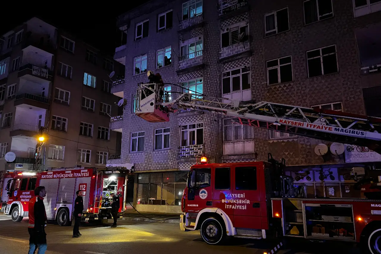 Kayseri'de apartman yangını: Bodrum kattaki atık maddeler alev aldı