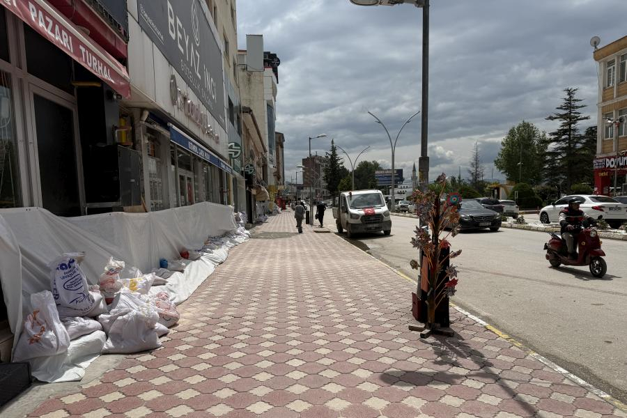 Almus Barajı’nda taşkın alarmı: Turhal’da esnaf kepenk kapattı