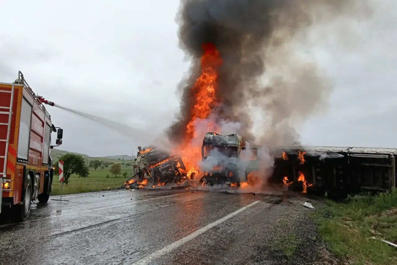 Afyon’da iki TIR kafa kafaya çarpıştı: Alev alan araçların şoförleri ağır yaralandı