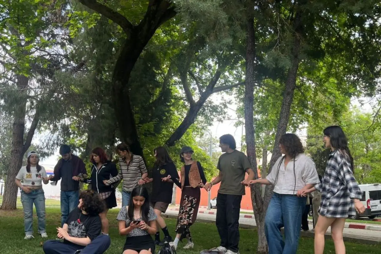 Ege Üniversitesi’nde öğrencilere müdahale: LGBTİ bayrağına engelleme