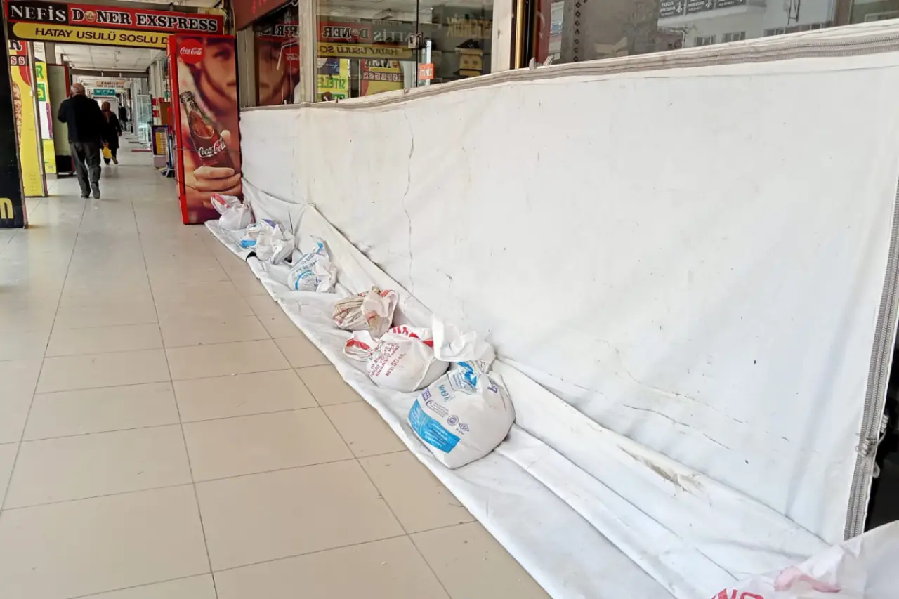 Turhal'da taşkın riski nedeniyle esnaf önlem aldı