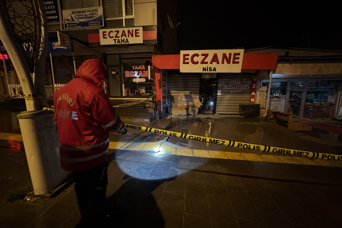 Hakkâri'de temel kazısı yapılan alanda çatlaklar oluştu: Binalar tahliye edildi, iş yerleri mühürlendi
