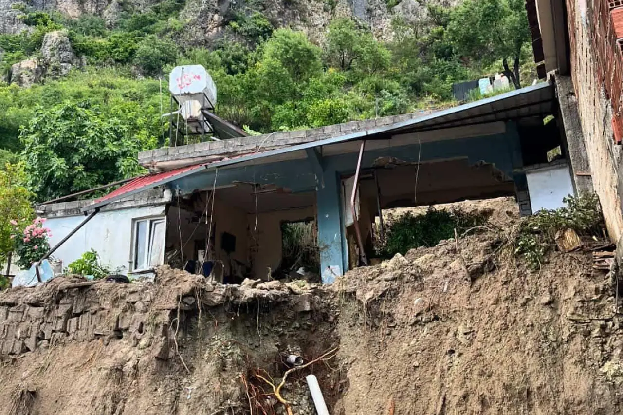 Hatay'da sağanak yağış nedeniyle ev çöktü: Can kaybı ve yaralılar var