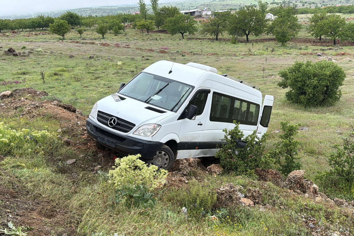Malatya'da yolcu minibüsü şarampole devrildi, iki kişi yaralandı