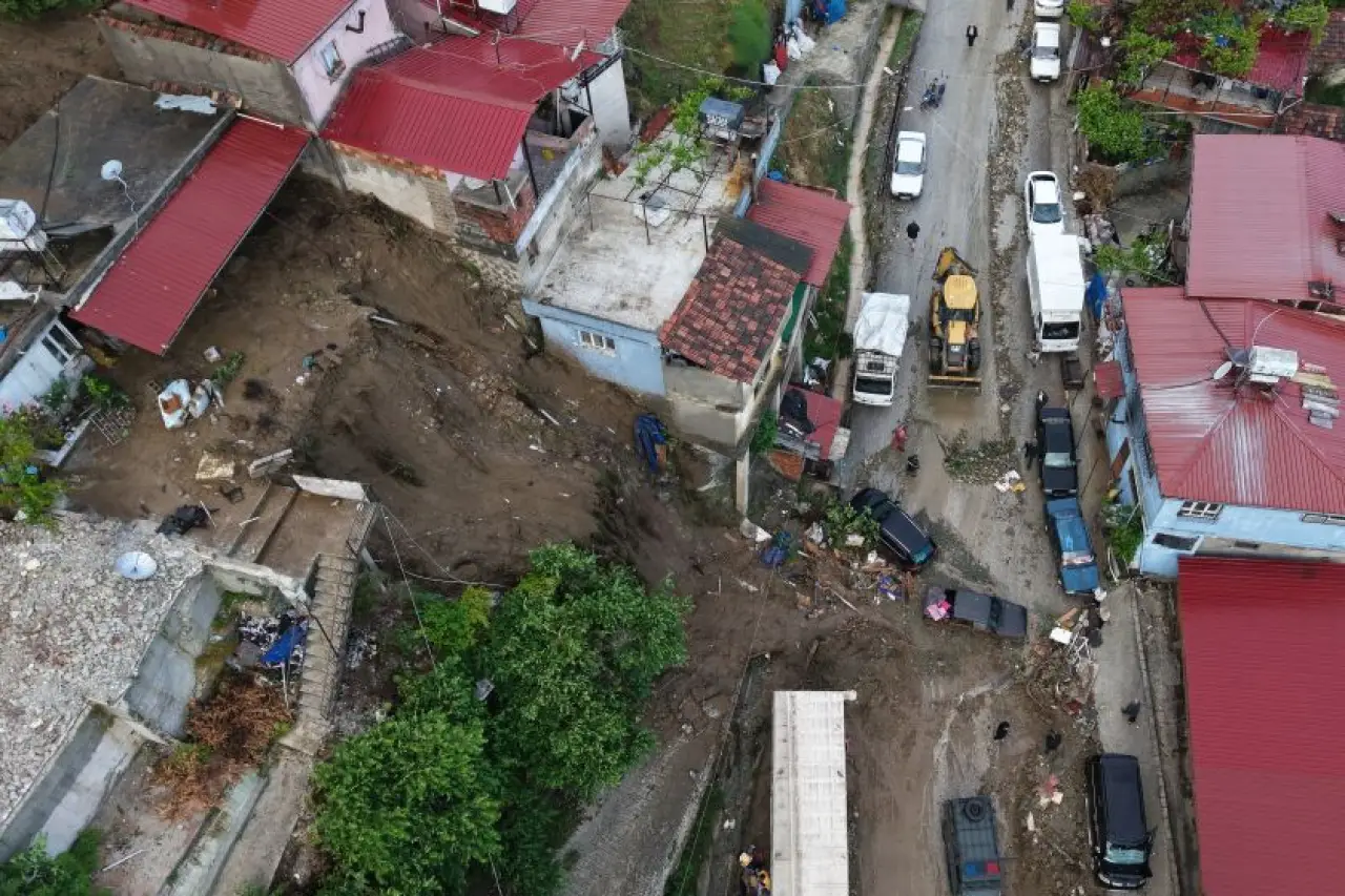Hatay'da sağanak nedeniyle ev ve yolda çökme: 15 yaşındaki çocuk dahil 2 kişi hayatını kaybetti