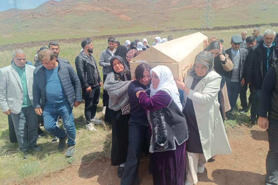 Evli olduğu erkek tarafından öldürülmüştü: Gülden Kömürcü'nün tabutunu kadınlar taşıdı