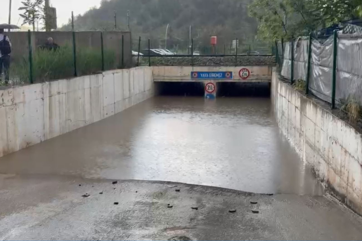 Kırıkkale'de altyapı sağanağa teslim oldu: Alt geçitler suyla doldu, araçlar mahsur kaldı