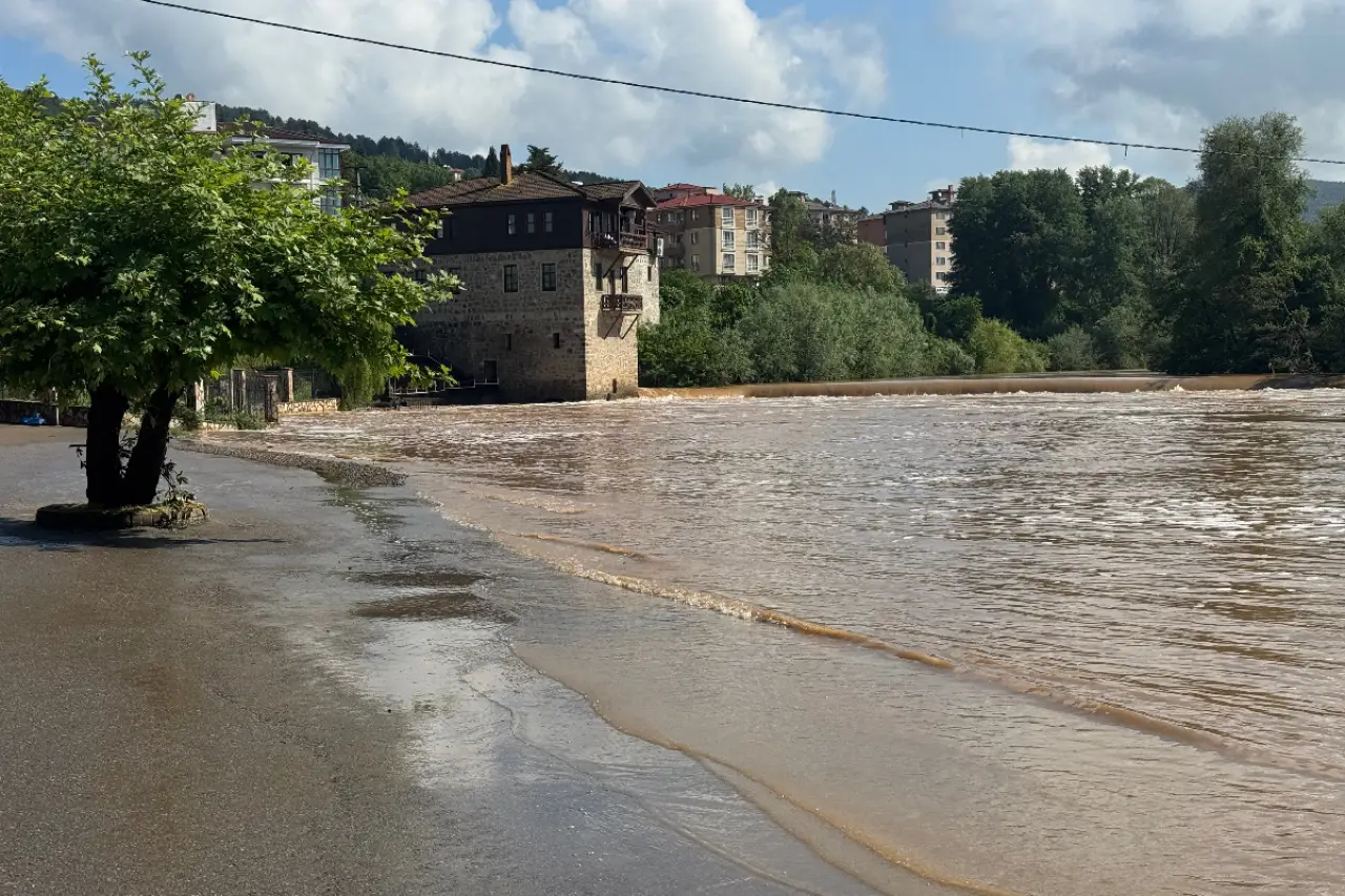 Bartın Irmağı taştı, ev ve iş yerleri su altında kaldı