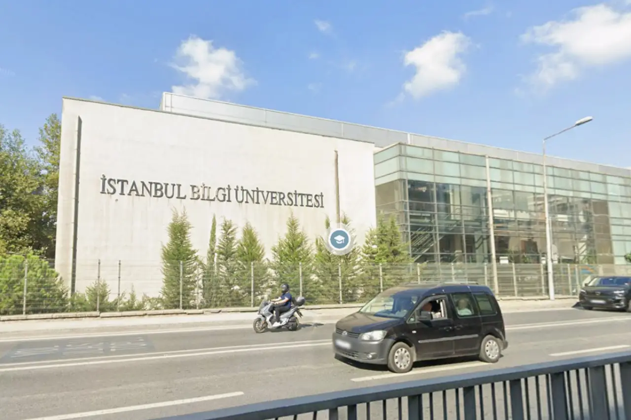 Bilgi Üniversitesi çalışanları ve öğrencilerden kapatma kararına karşı eylem