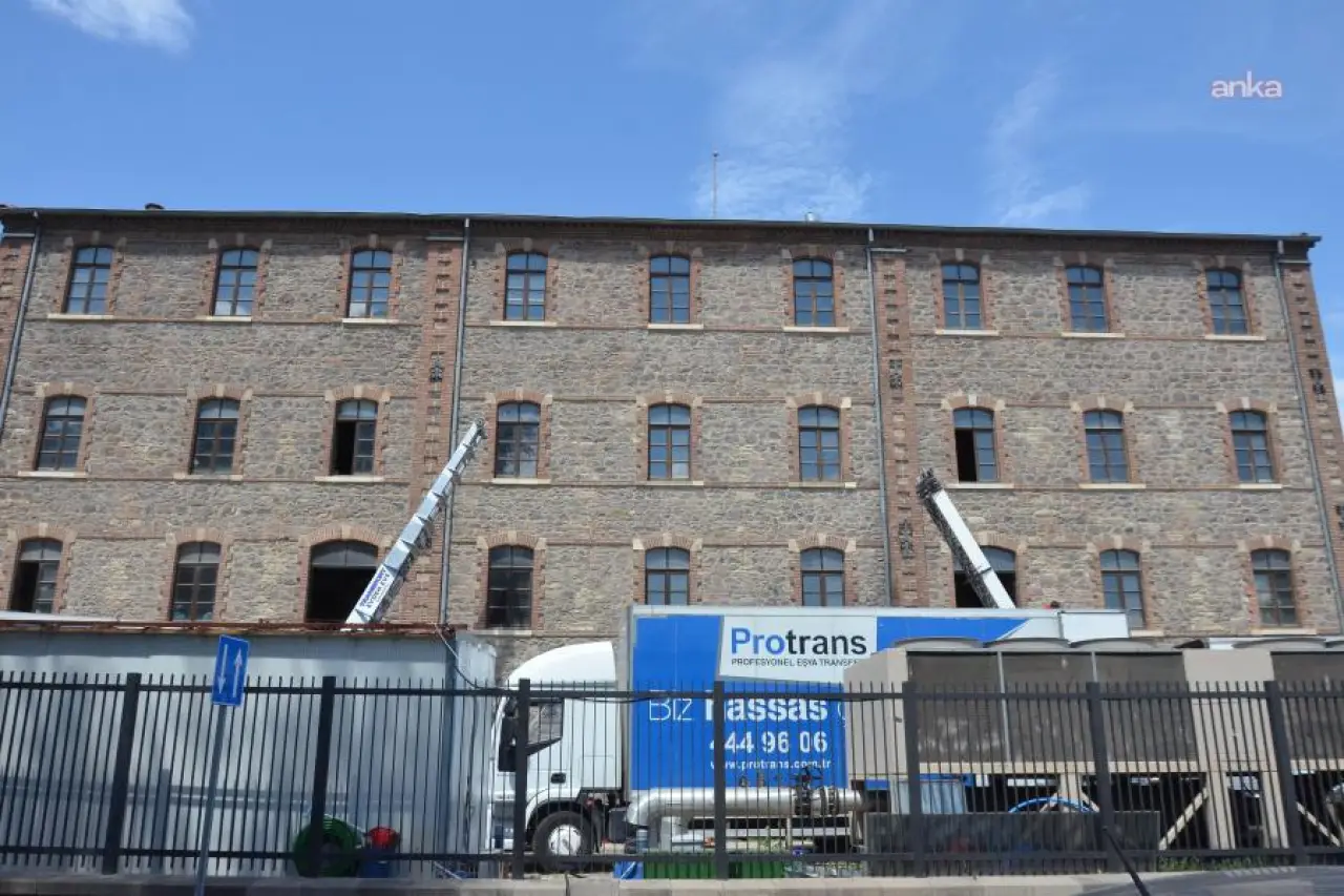 İzmir'de el konulan Meslek Fabrikası binasında tahliye başladı