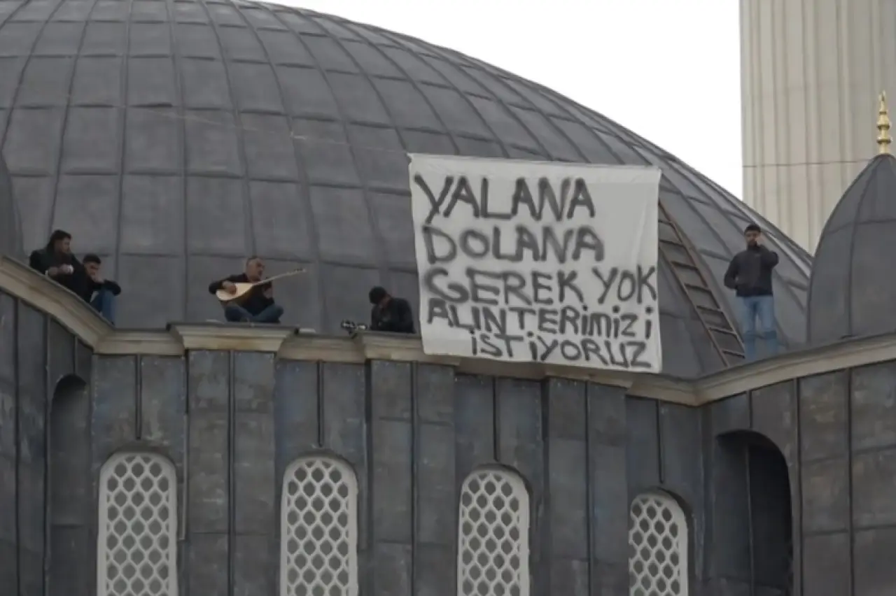 Sivas'ta sazlı türkülü hak arayışı: Ücretleri gasbedilen işçiler cami kubbesinde eylem yaptı