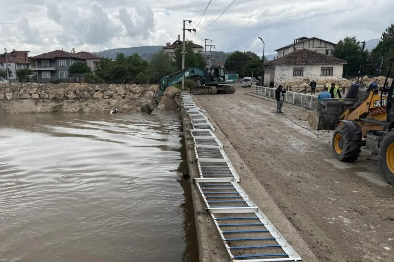 Tokat Turhal'da taşkın riskine karşı köprüler sökülüyor