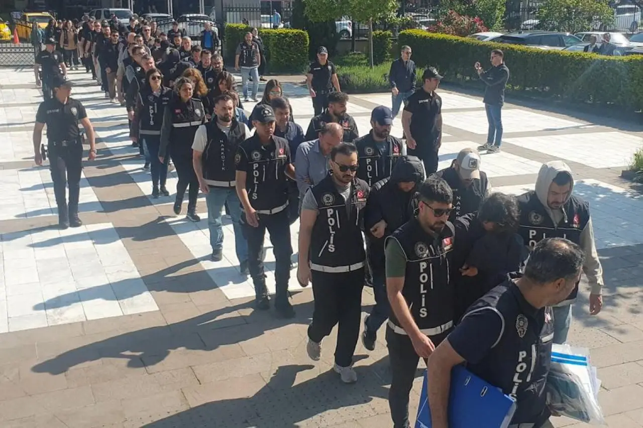 Sahte stajyerler üzerinden haksız kazanç elde eden 21 kişi adliyeye sevk edildi